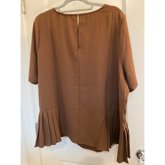 Eloquii Pleated Hem Top Size 20 in Potting Soil* - Picture 2 of 7